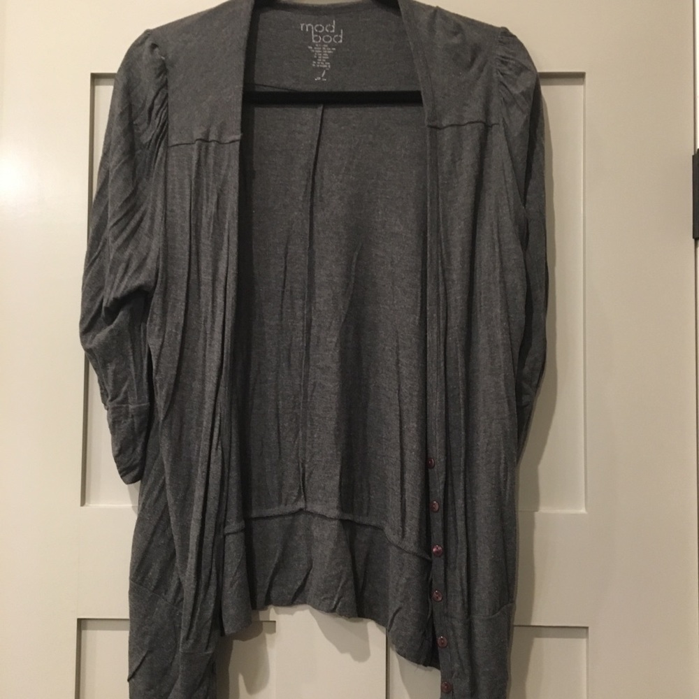 Light weight cardigan with 3/4 sleeves. V neck.